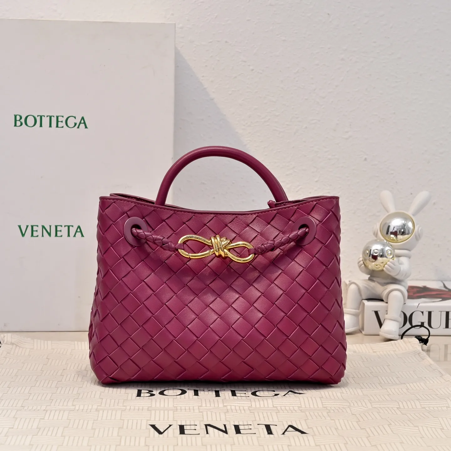 Batch 1860 B's 2023 spring and summer new style continues the brand's woven pattern style with detailed metal knot switch buckles. This time, the shoulder straps are also made into tube weaves, showing different craftsmanship. The carrying method is versatile to create more different styles. Intrecciato woven leather small handbag, equipped with sliding crossbody strap. Internal compartments, including 1 zipper pocket and 2 open pockets. Magnetic buckle closure. Size: 25*20*10cm Model: 7463#